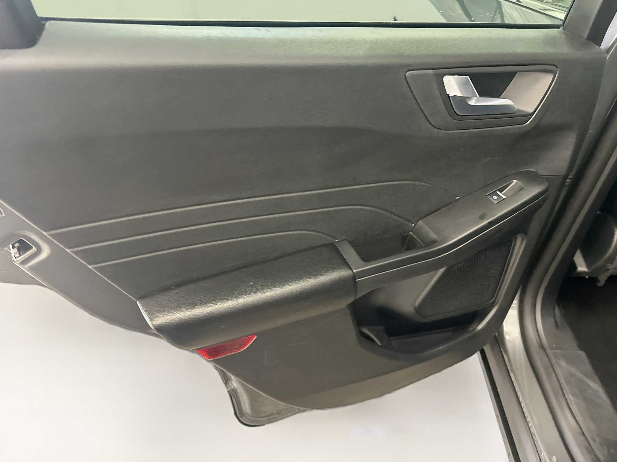 Used 2025 Ford Escape Platinum AWD/4WD image 28
