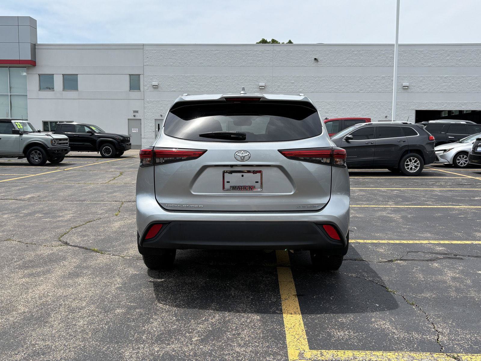 Used 2021 Toyota Highlander XLE AWD/4WD image 7