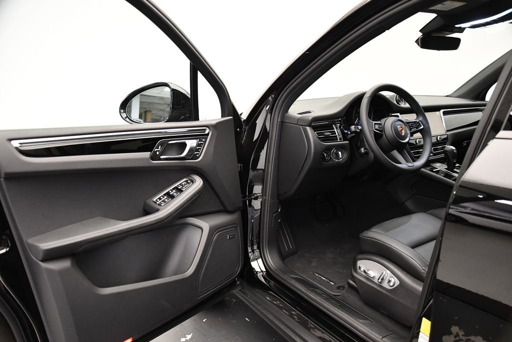 Used 2025 Porsche Macan image 38