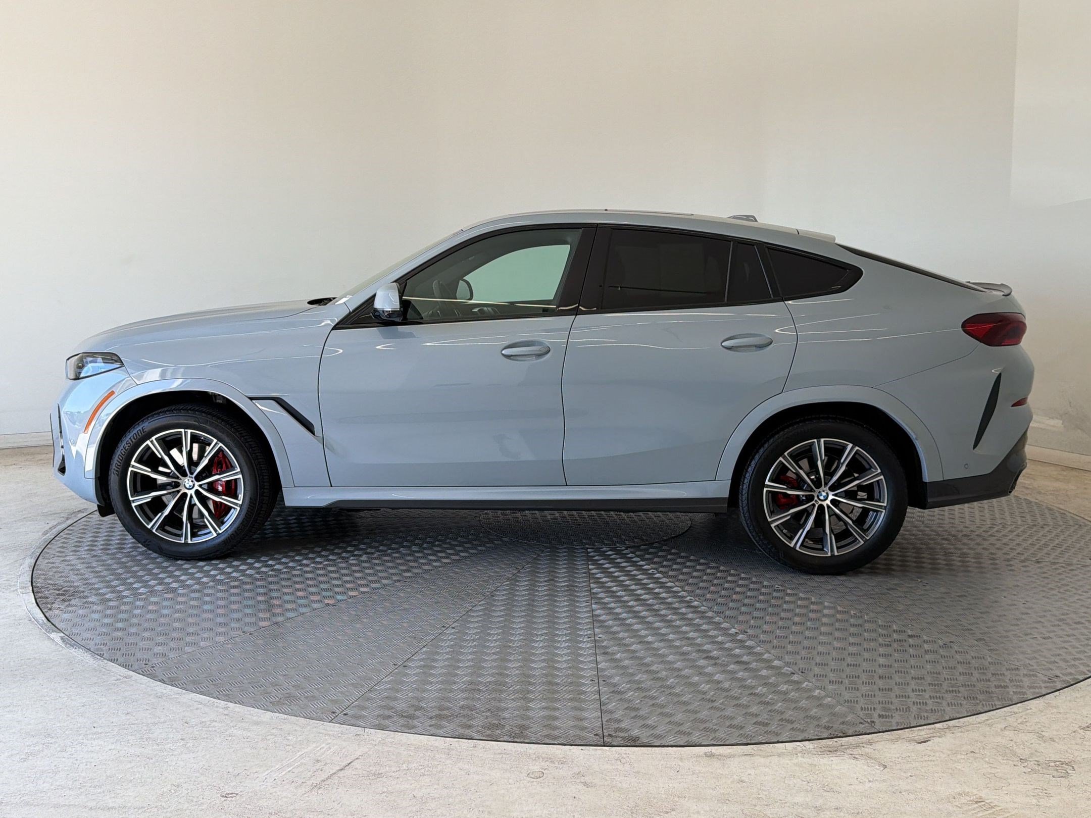 Used 2025 BMW X6 xDrive40i w/ Premium Package AWD/4WD image 2