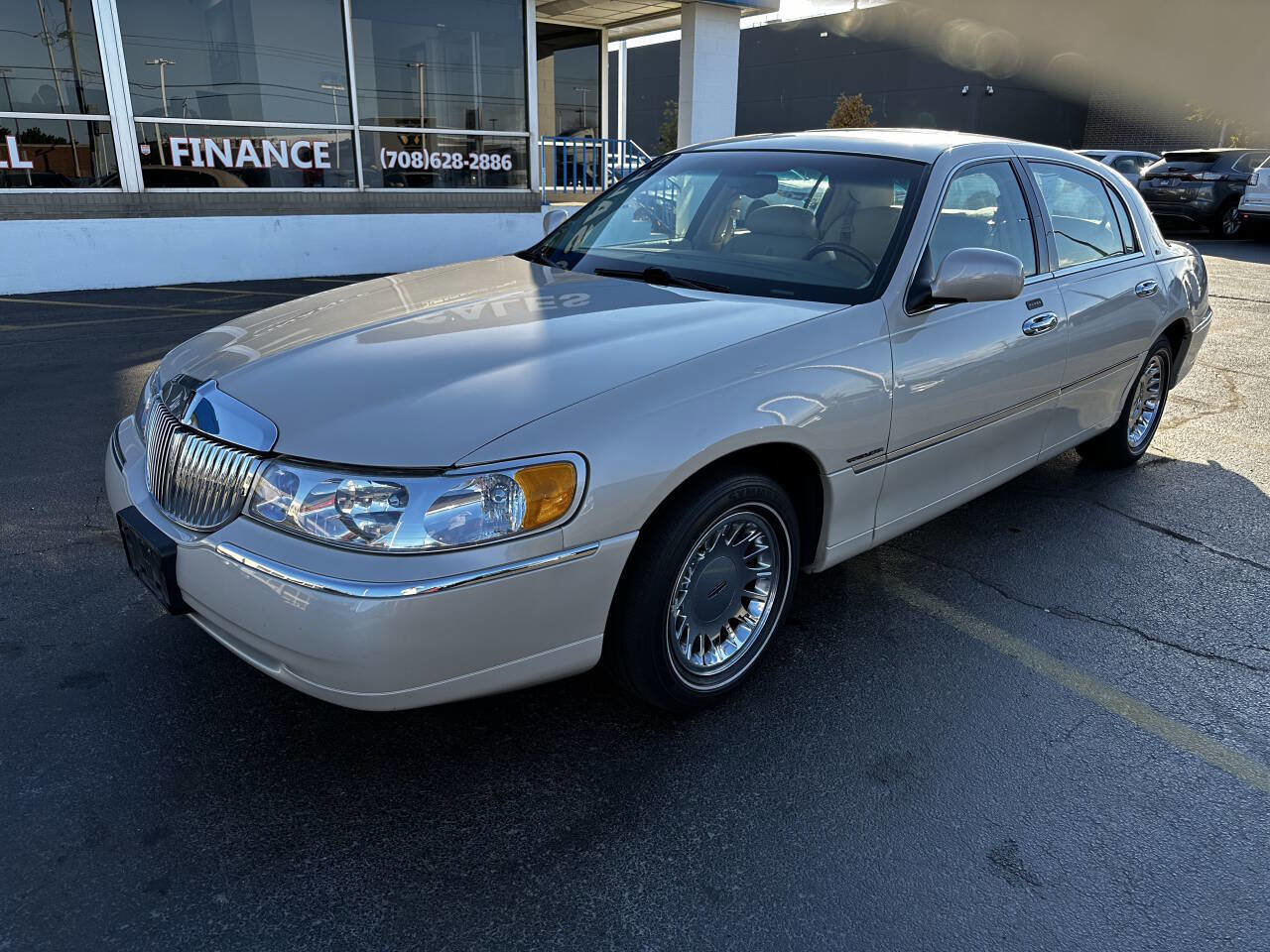 Used 2000 Lincoln Town Car Cartier image 3
