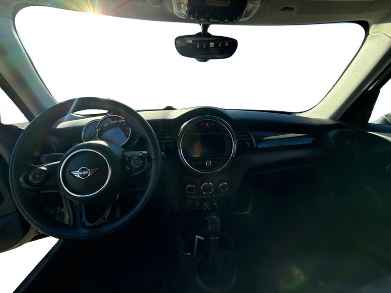 Used 2019 MINI Cooper 4-Door Hardtop w/ Signature Upholstery Package image 37