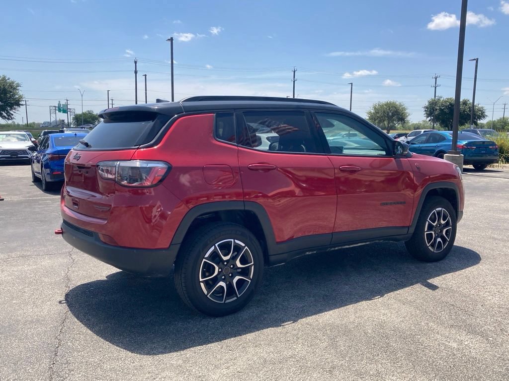 Used 2025 Jeep Compass Trailhawk AWD/4WD image 5