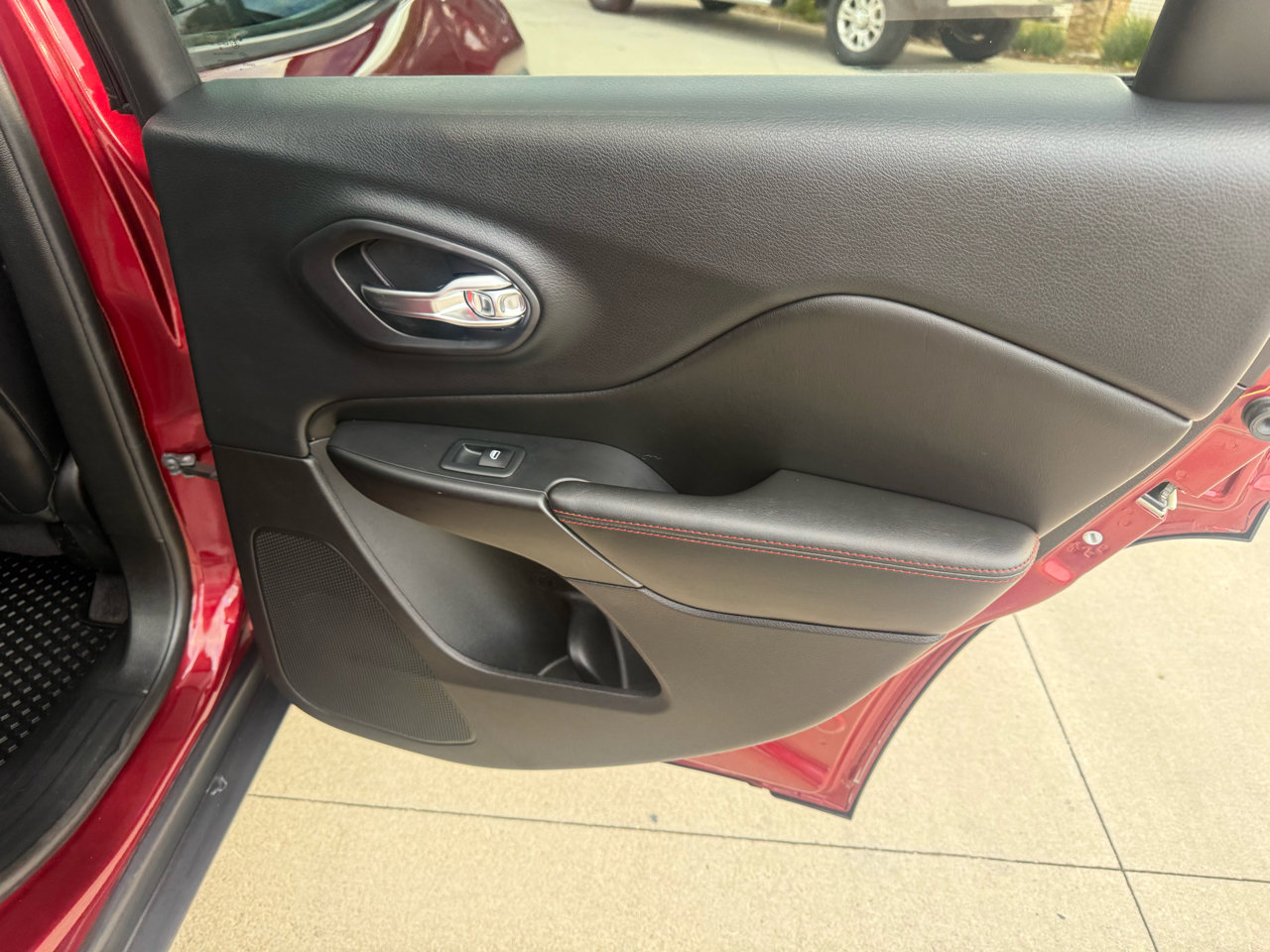 Used 2019 Jeep Cherokee Trailhawk image 18
