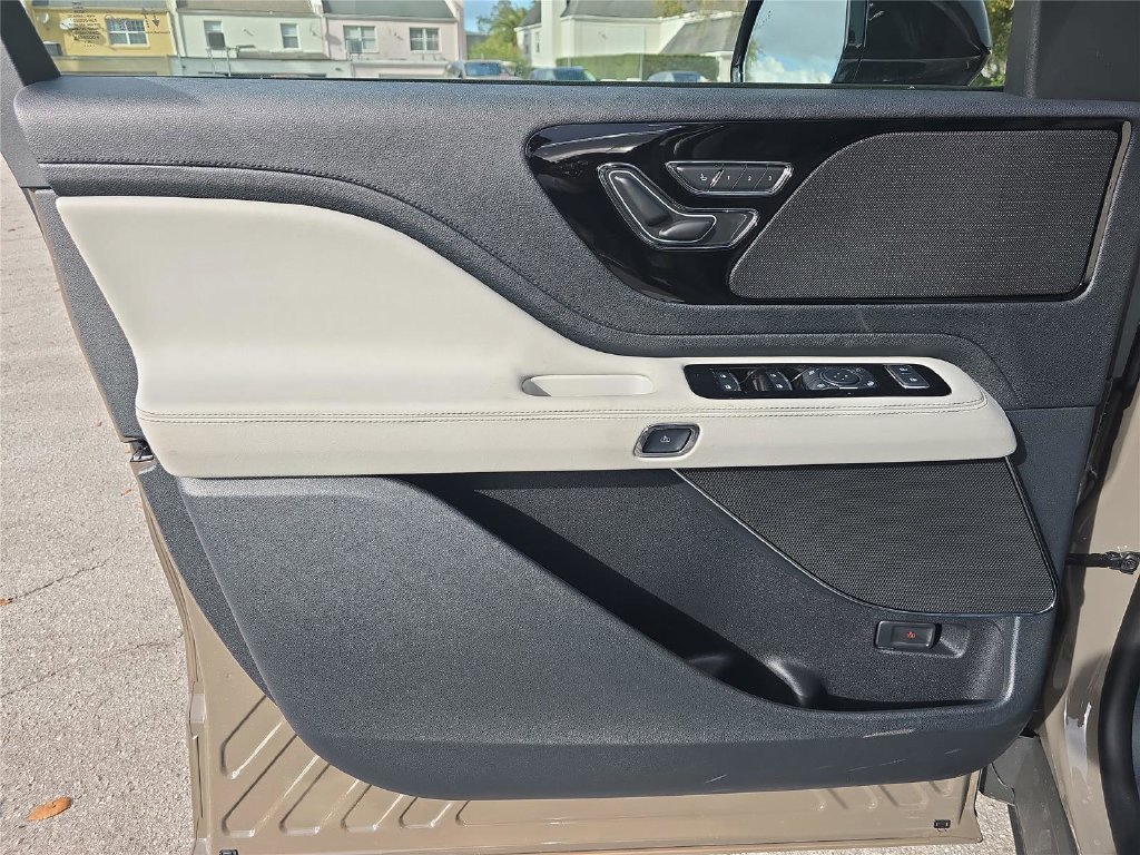 New 2026 Lincoln Aviator AWD image 14