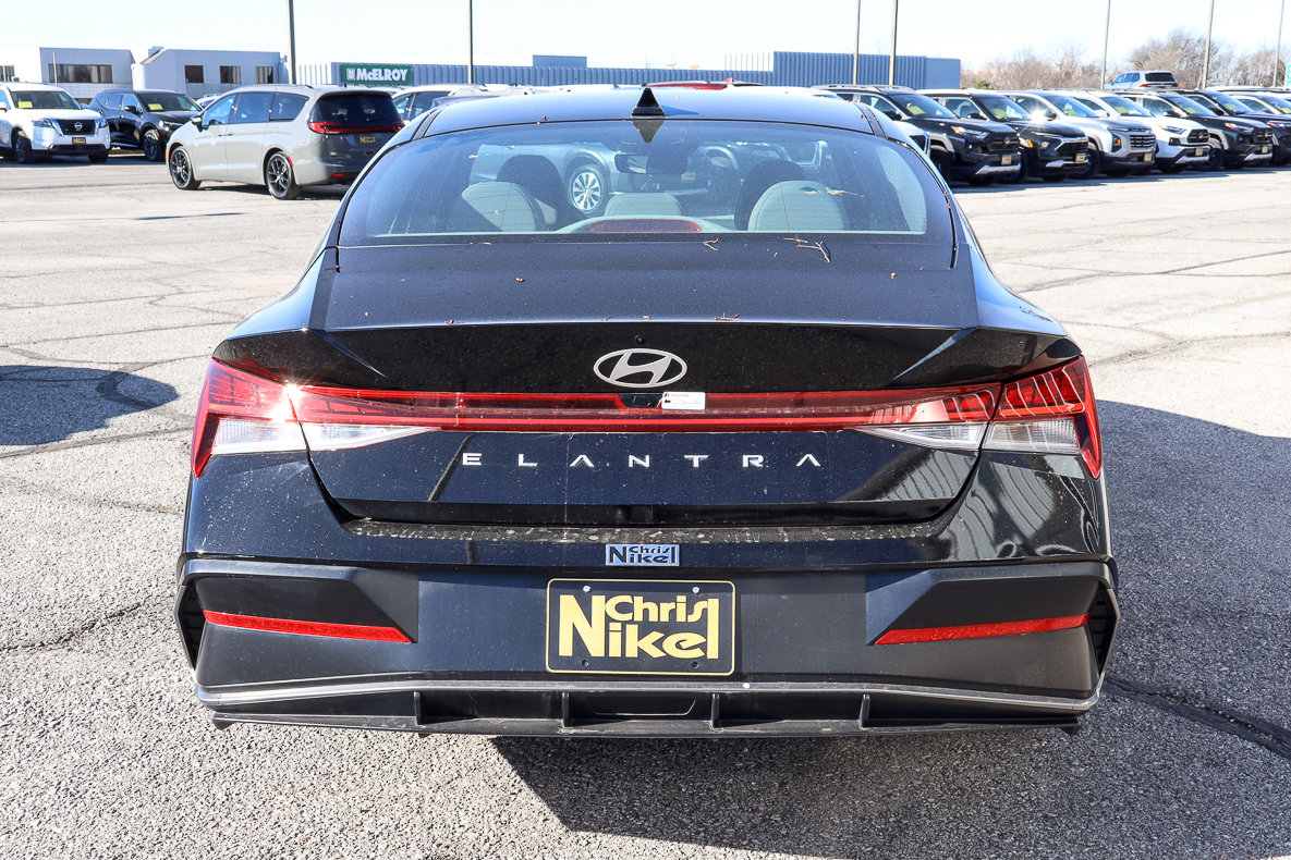 Used 2025 Hyundai Elantra SEL FWD image 5