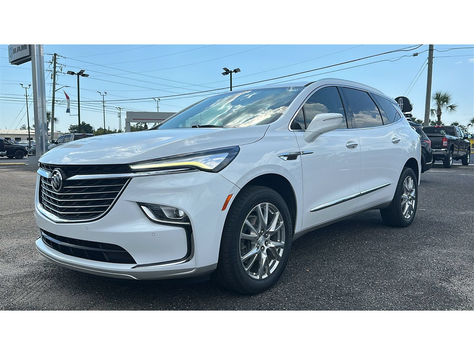 Used 2022 Buick Enclave Essence w/ Experience Buick Package FWD image 2