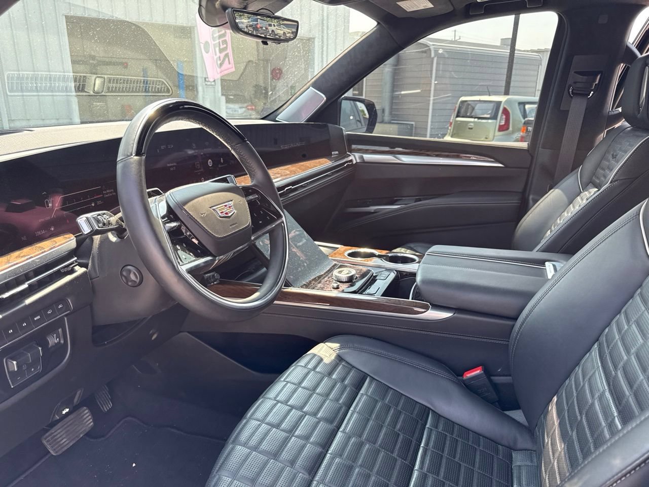 Used 2025 Cadillac Escalade ESV Sport Platinum w/ LPO, ONYX Package AWD/4WD image 16