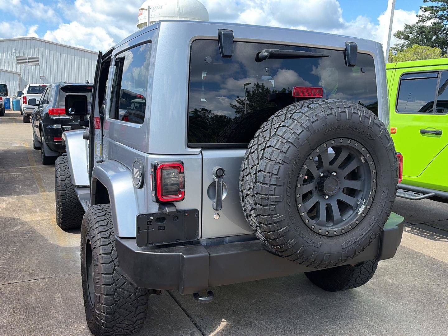 Used 2015 Jeep Wrangler Sahara w/ Connectivity Group AWD/4WD image 2