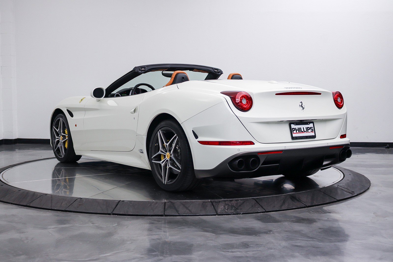 Used 2017 Ferrari California T RWD image 19
