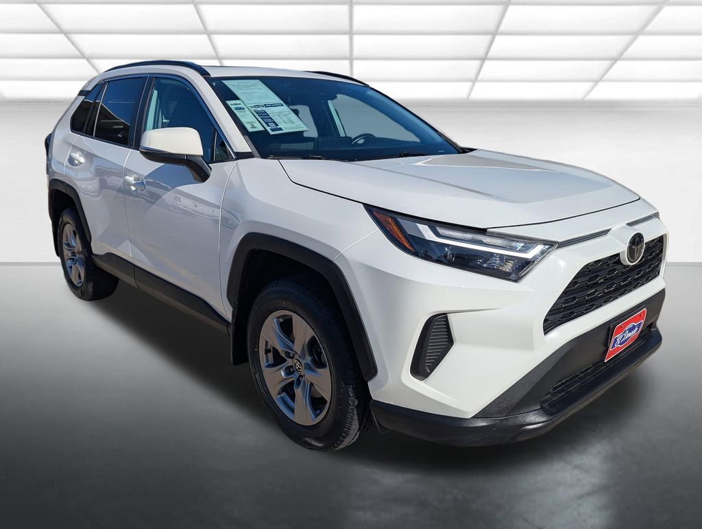 Used 2022 Toyota RAV4 XLE w/ Convenience Package FWD image 1