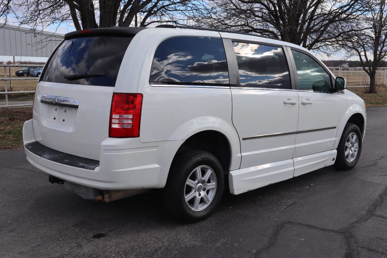 Used 2010 Chrysler Town & Country Touring image 7