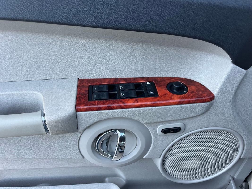 Used 2006 Jeep Commander Limited w/ Trailer Tow Group IV image 10