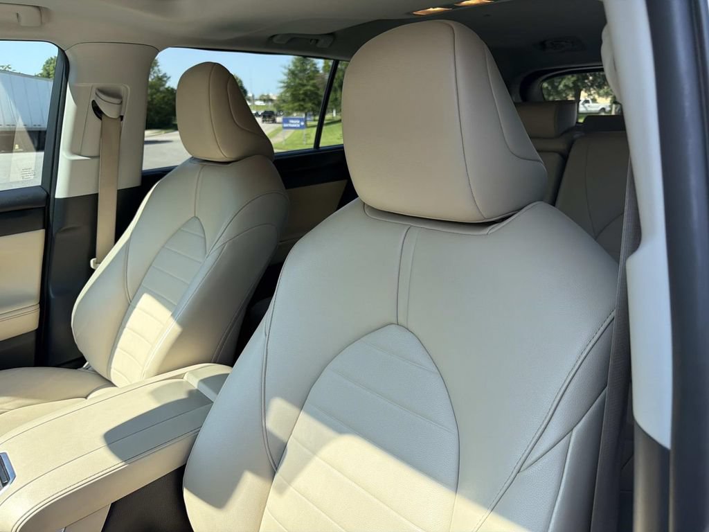 Used 2023 Toyota Highlander XLE FWD image 24