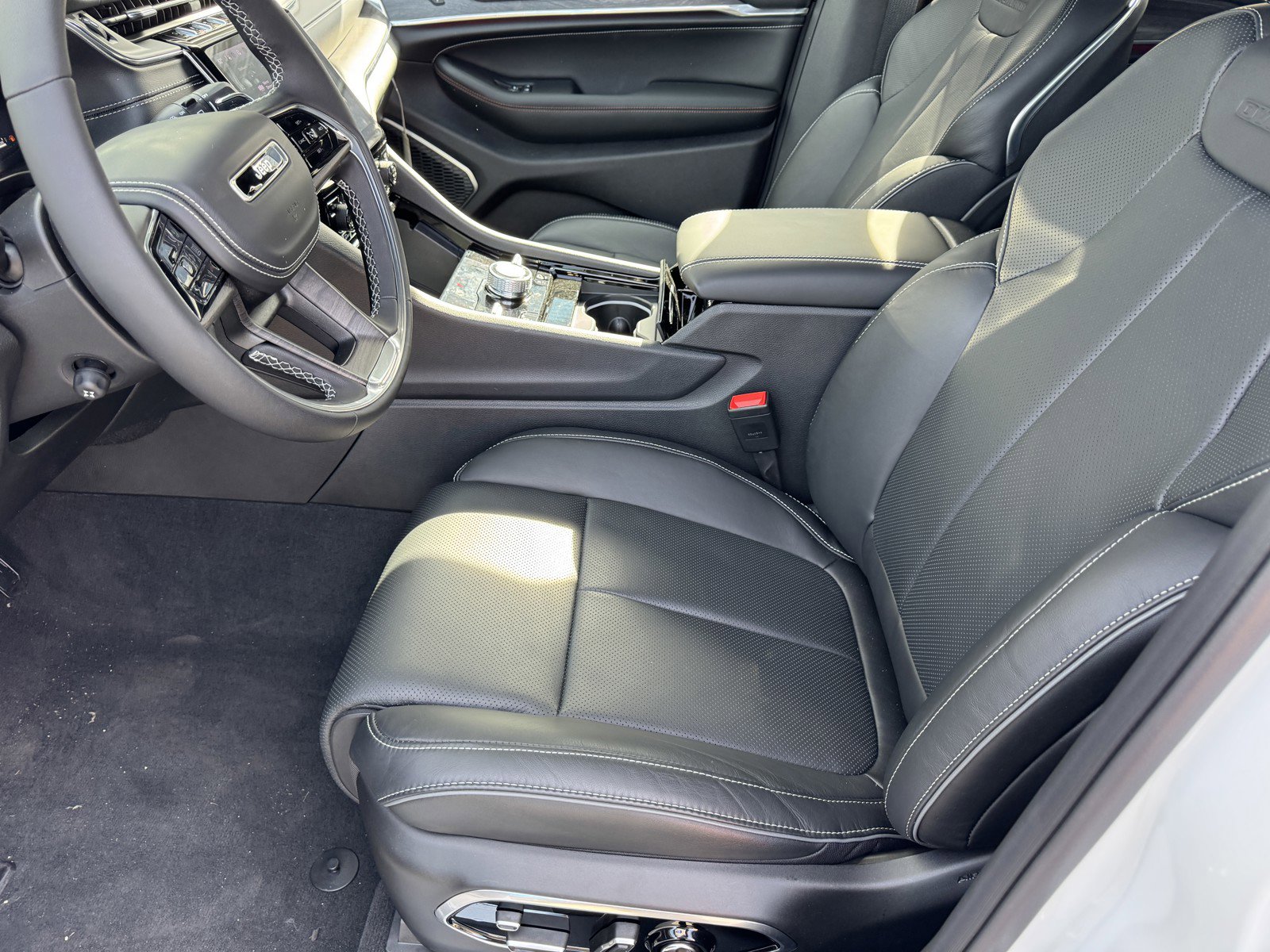 New 2025 Jeep Grand Cherokee Overland w/ Luxury Tech Group IV image 13