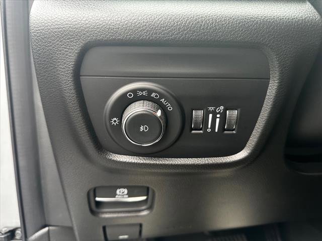 Used 2024 Jeep Grand Cherokee L Limited w/ Luxury Tech Group II image 18