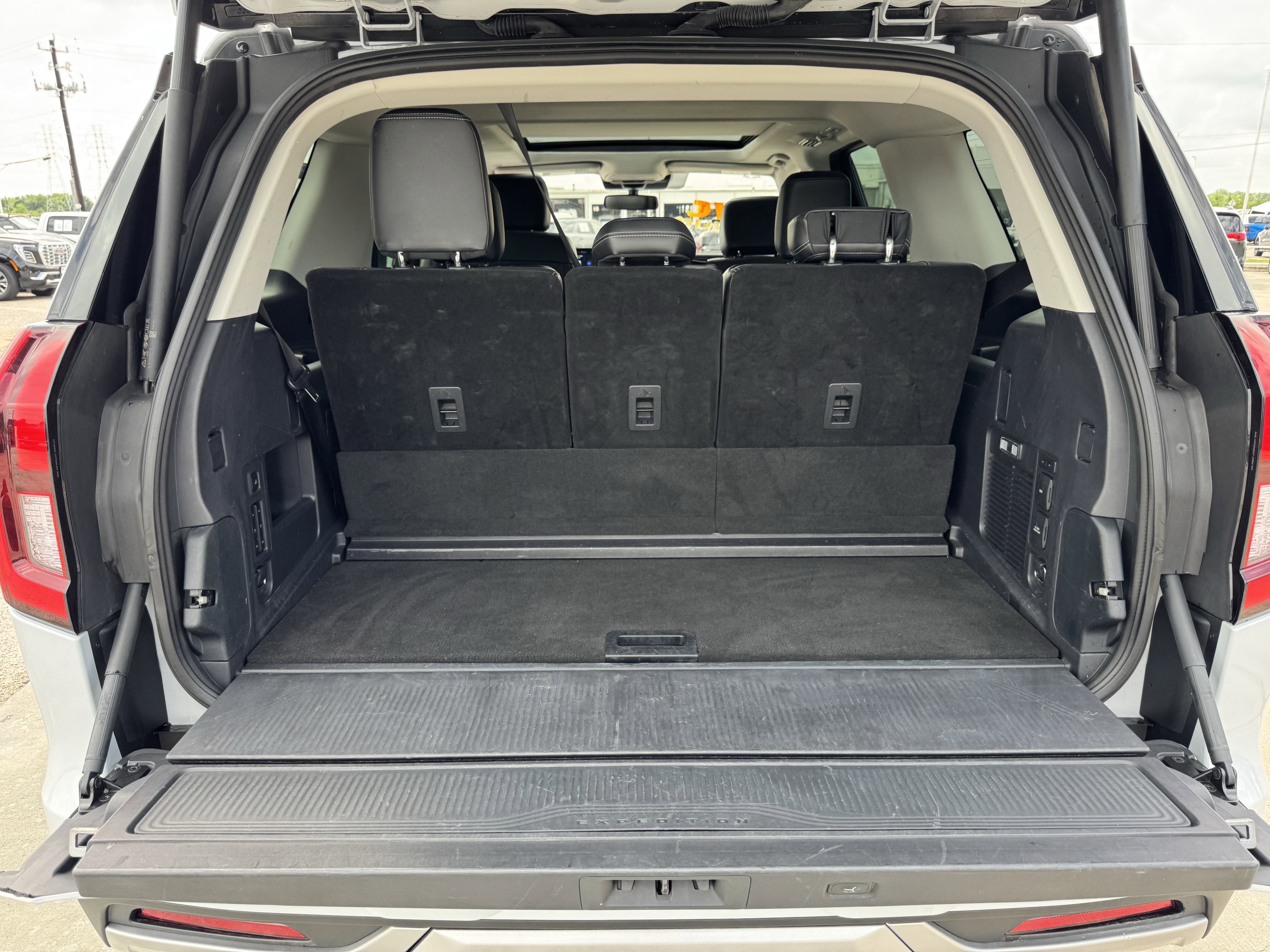 Used 2025 Ford Expedition Platinum AWD/4WD image 32