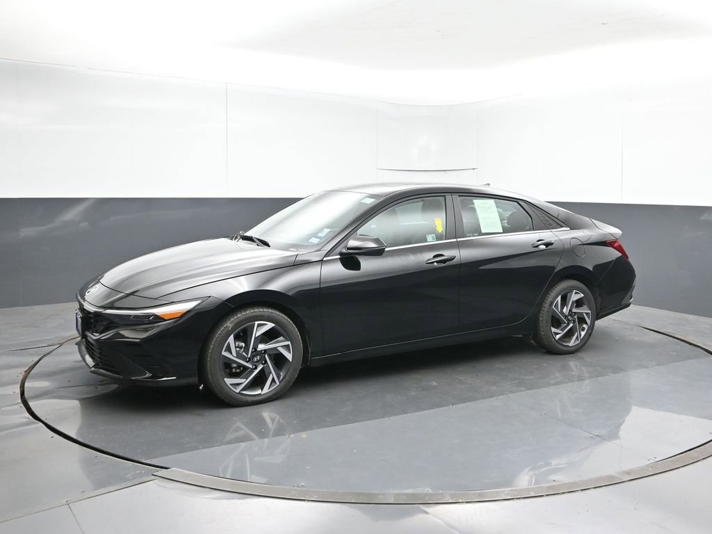 Used 2025 Hyundai Elantra Limited image 2