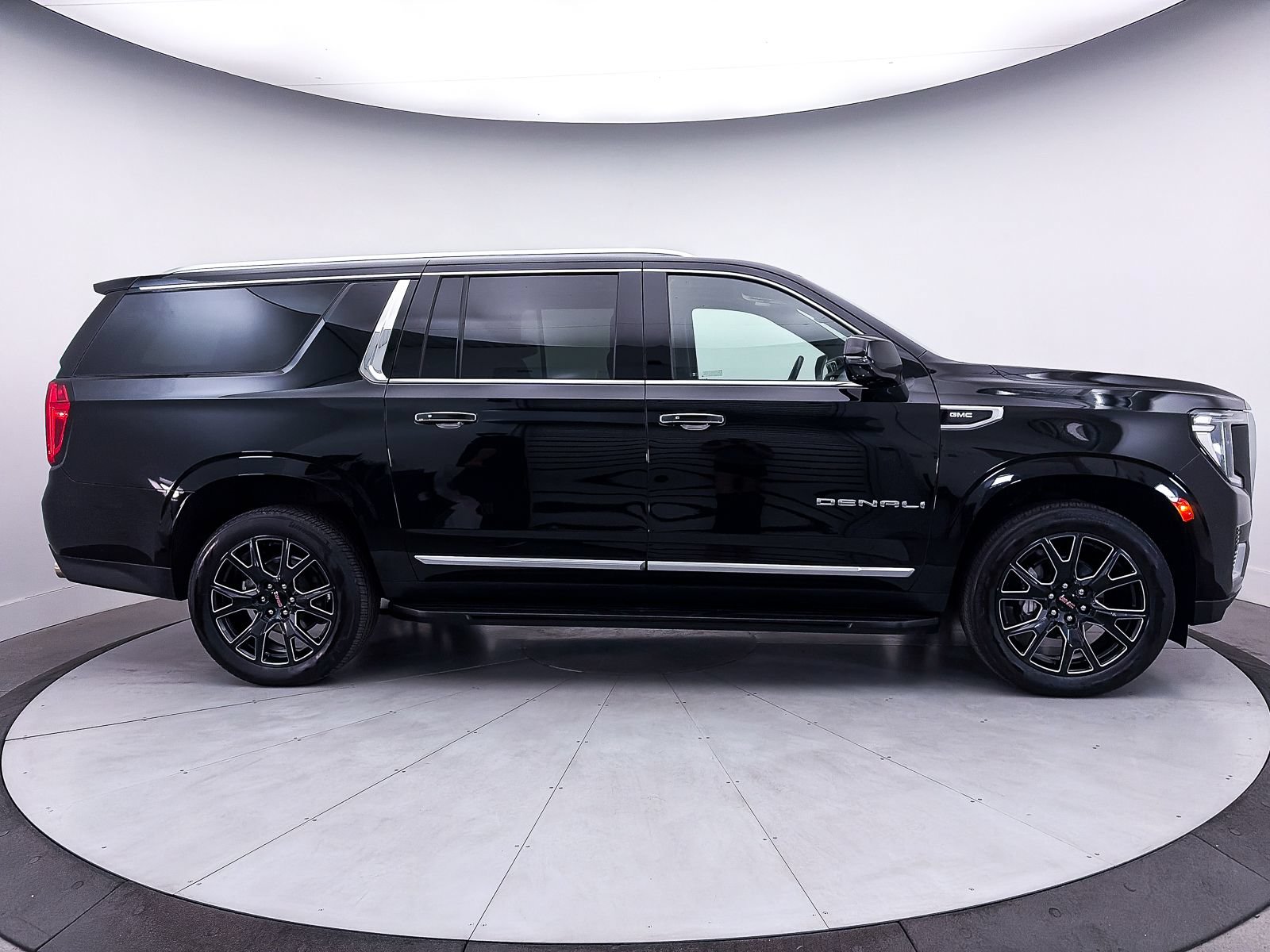 Used 2023 GMC Yukon XL Denali AWD/4WD image 43