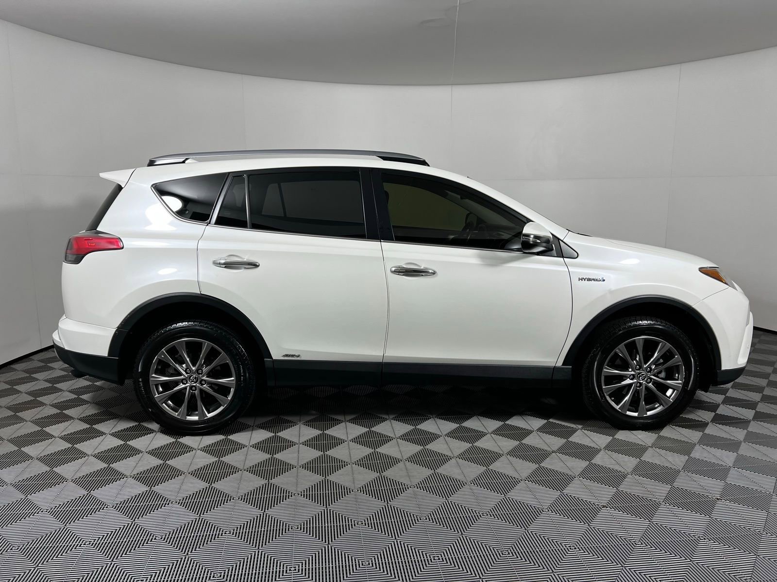 Used 2018 Toyota RAV4 Limited image 4