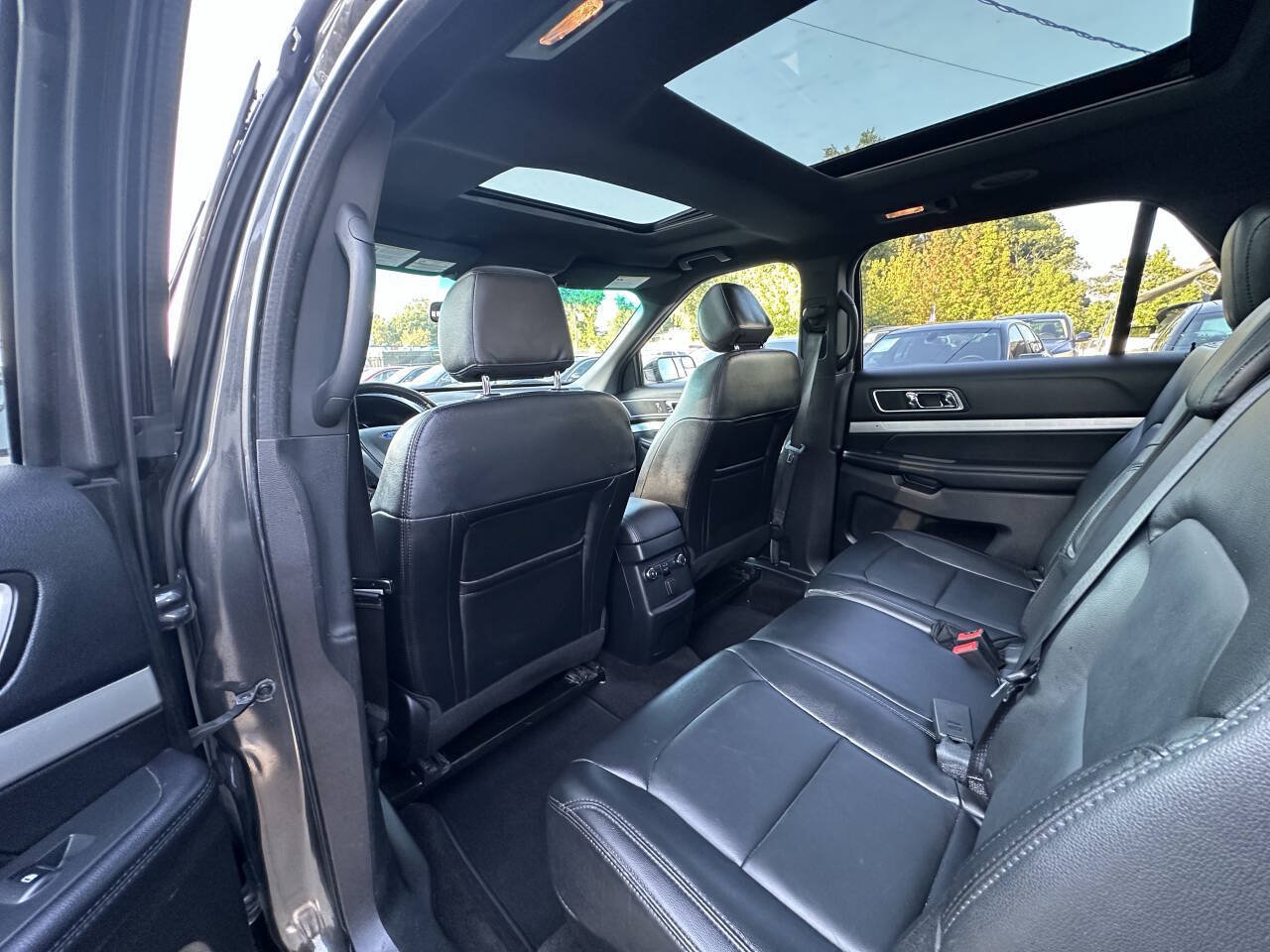 Used 2016 Ford Explorer XLT w/ Equipment Group 202A AWD/4WD image 8