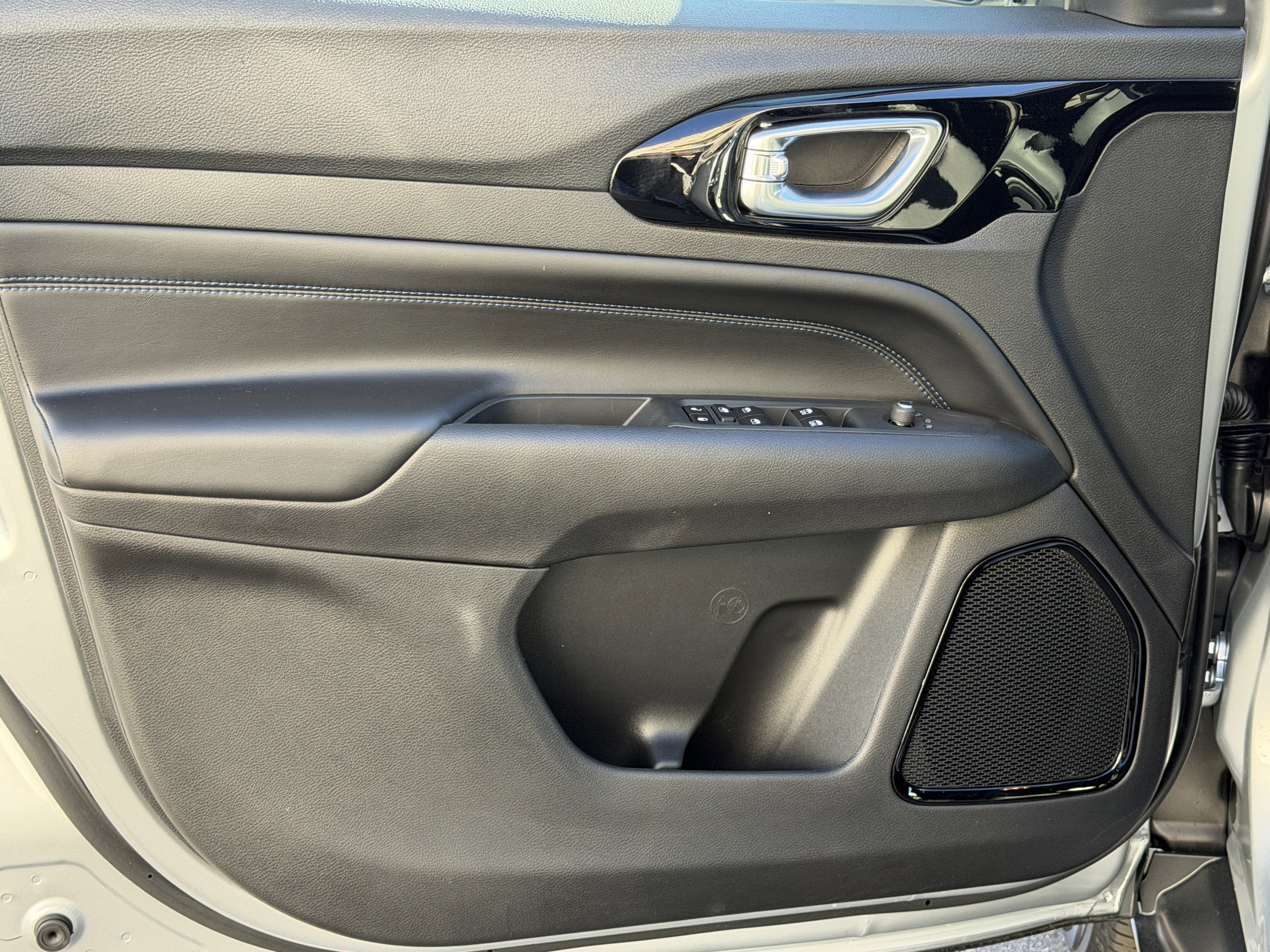 New 2026 Jeep Compass Latitude image 18