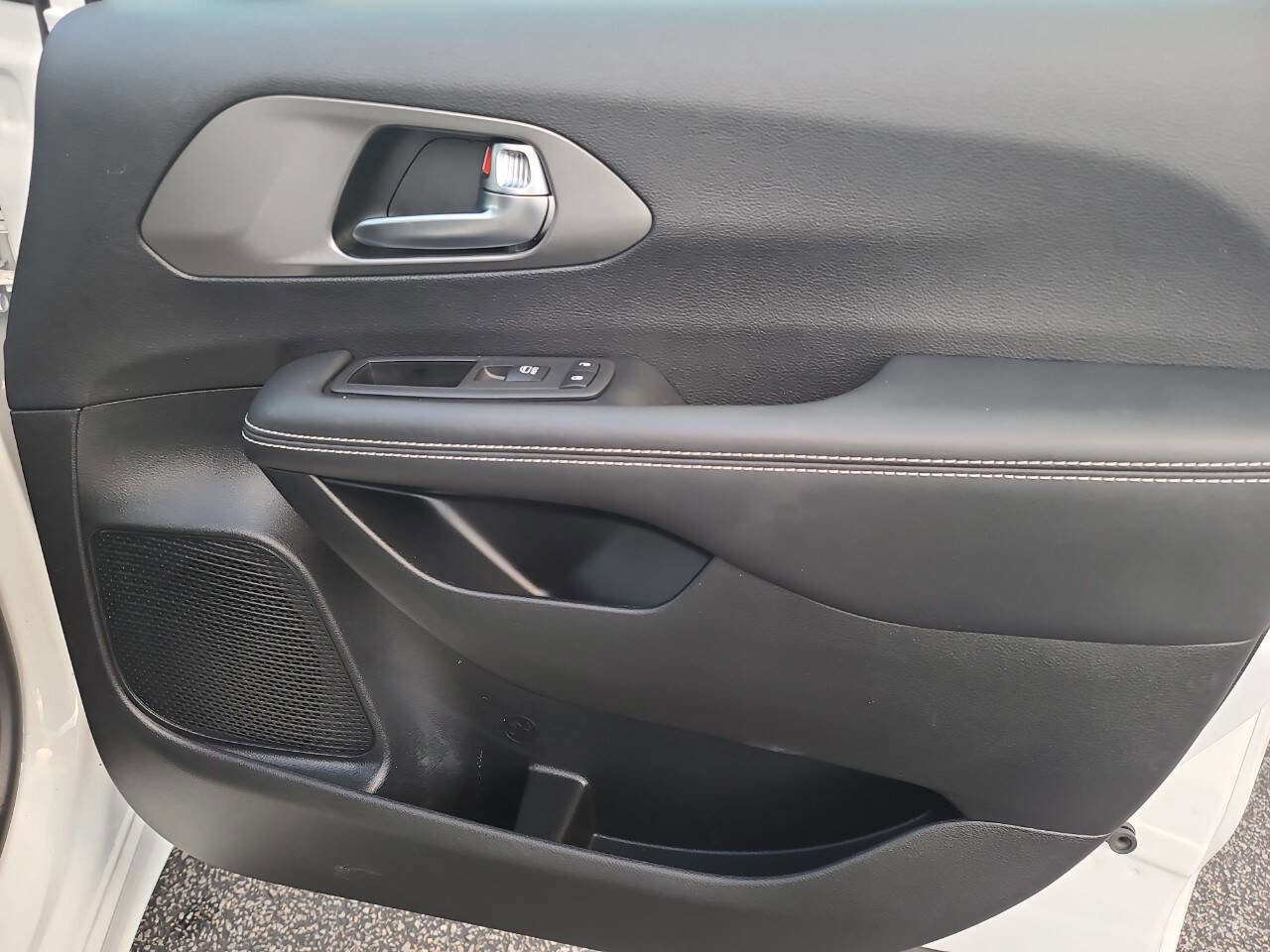 Used 2025 Chrysler Pacifica Select FWD image 37