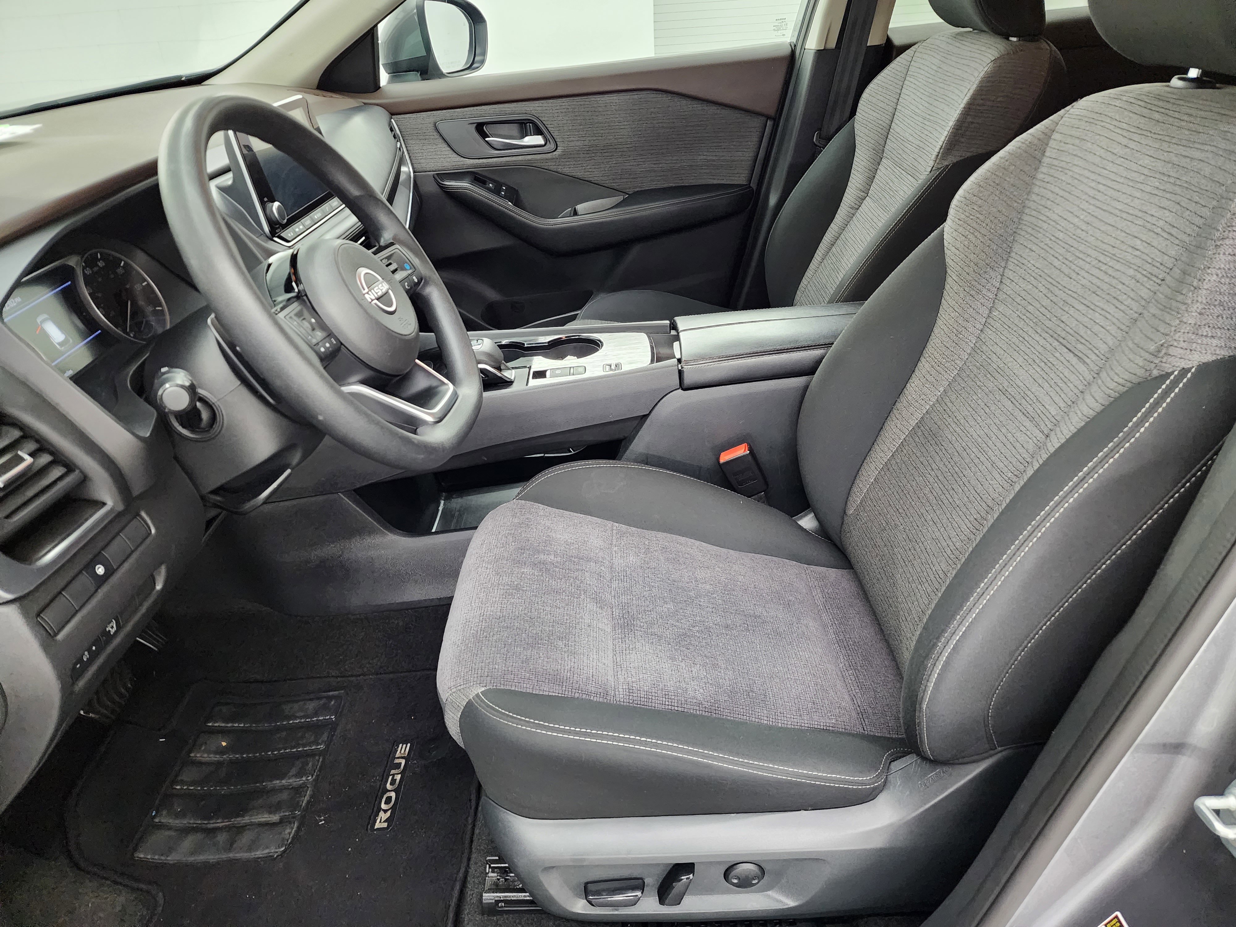 Used 2023 Nissan Rogue SV image 8