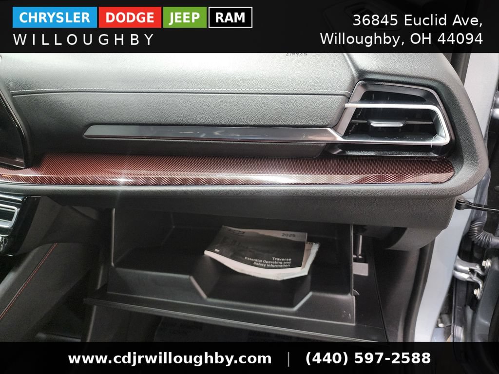 Used 2025 Chevrolet Traverse Z71 AWD/4WD image 37