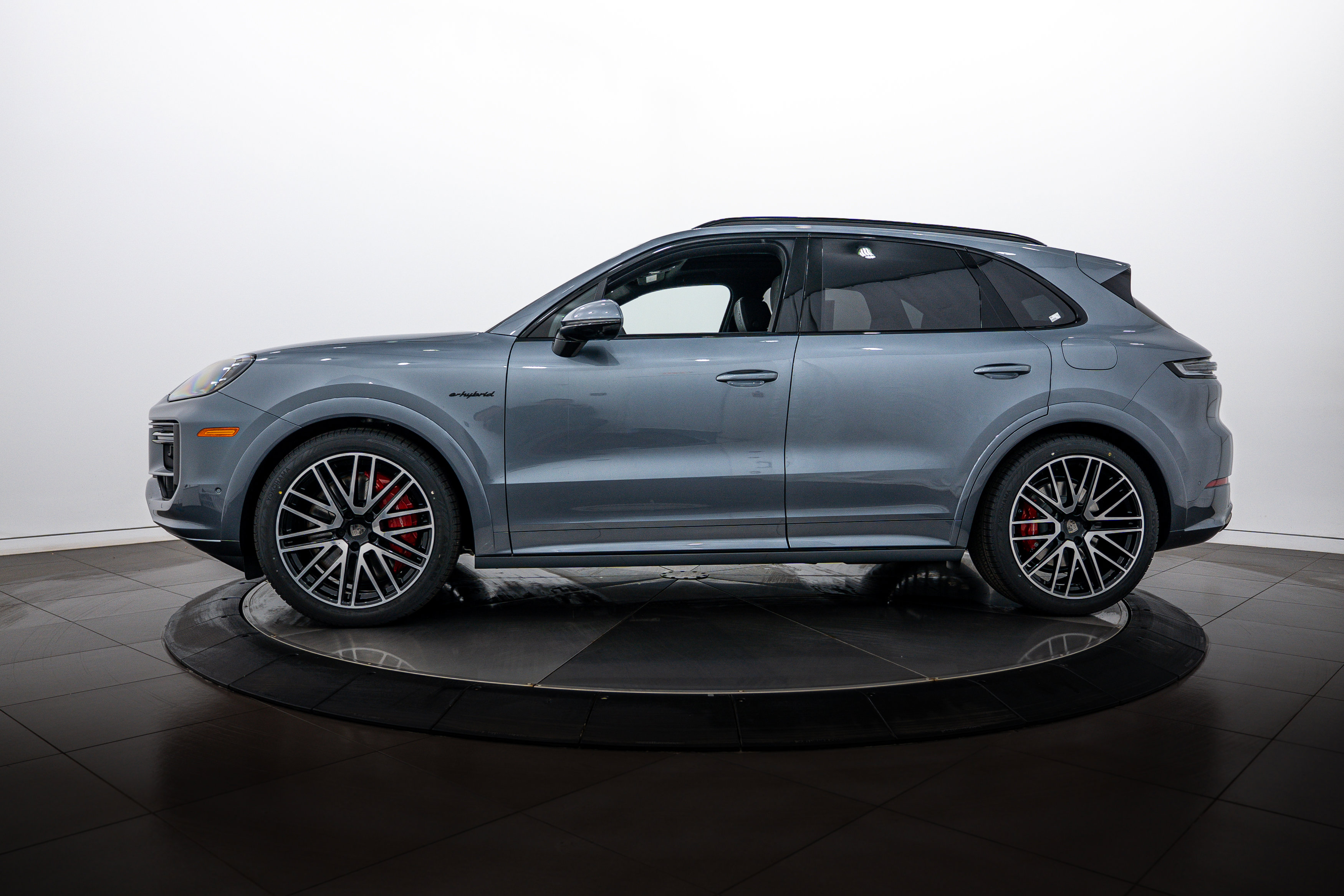 New 2026 Porsche Cayenne Turbo AWD/4WD image 2