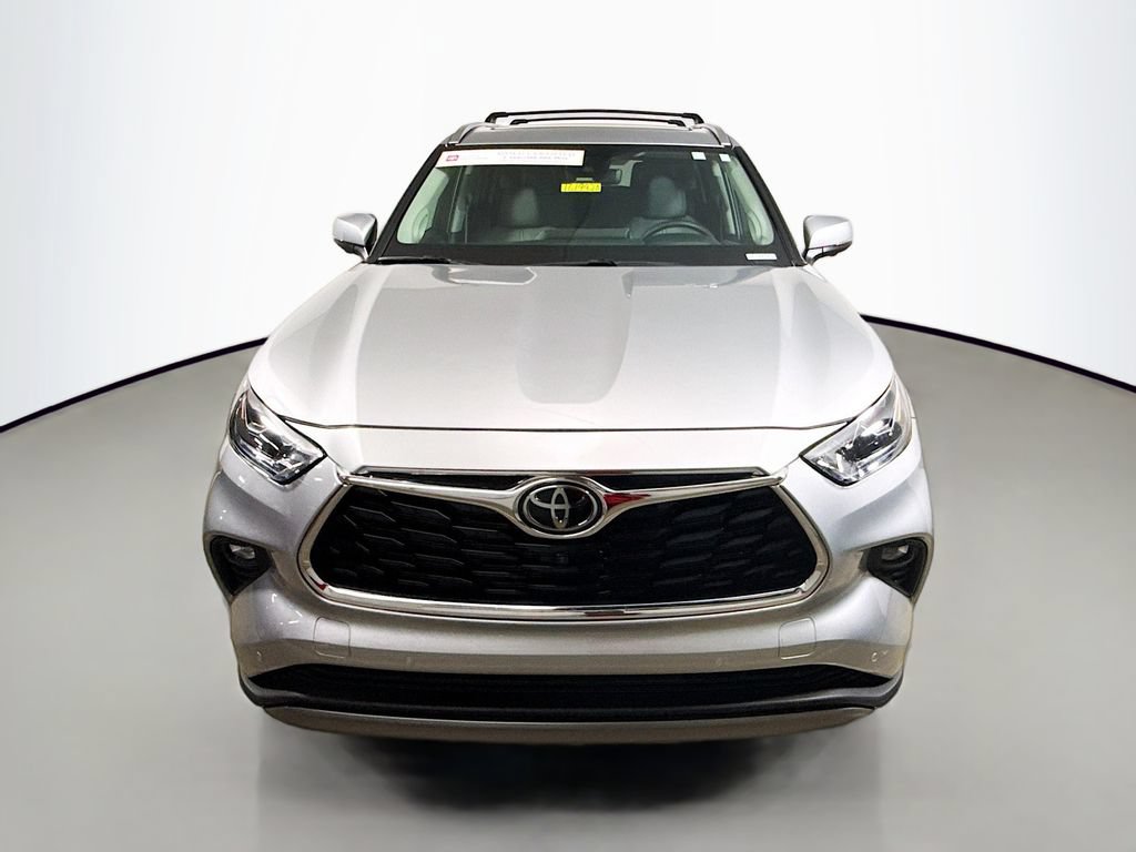 Certified 2025 Toyota Highlander Platinum AWD/4WD image 2