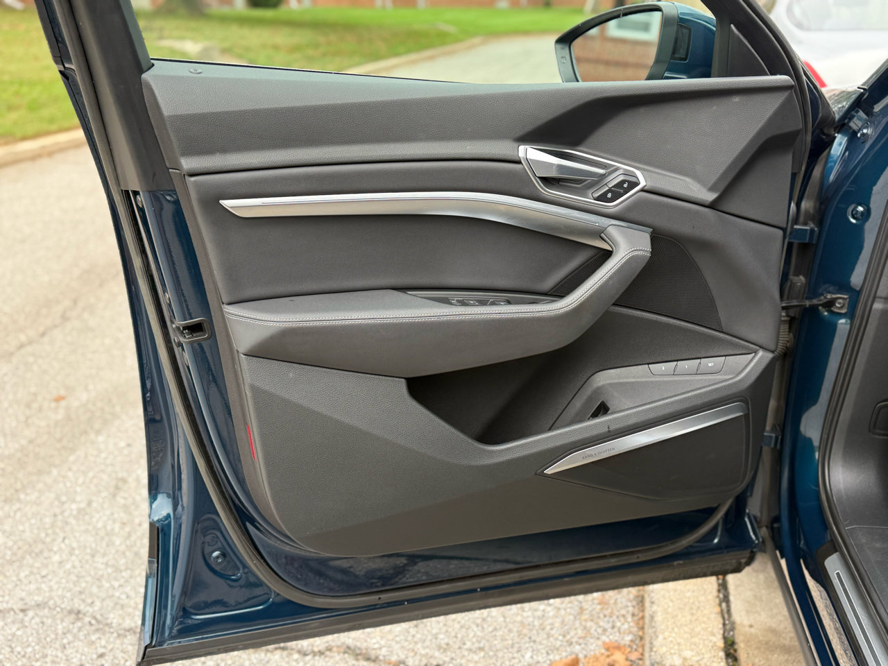 Used 2019 Audi e-tron Premium Plus image 36