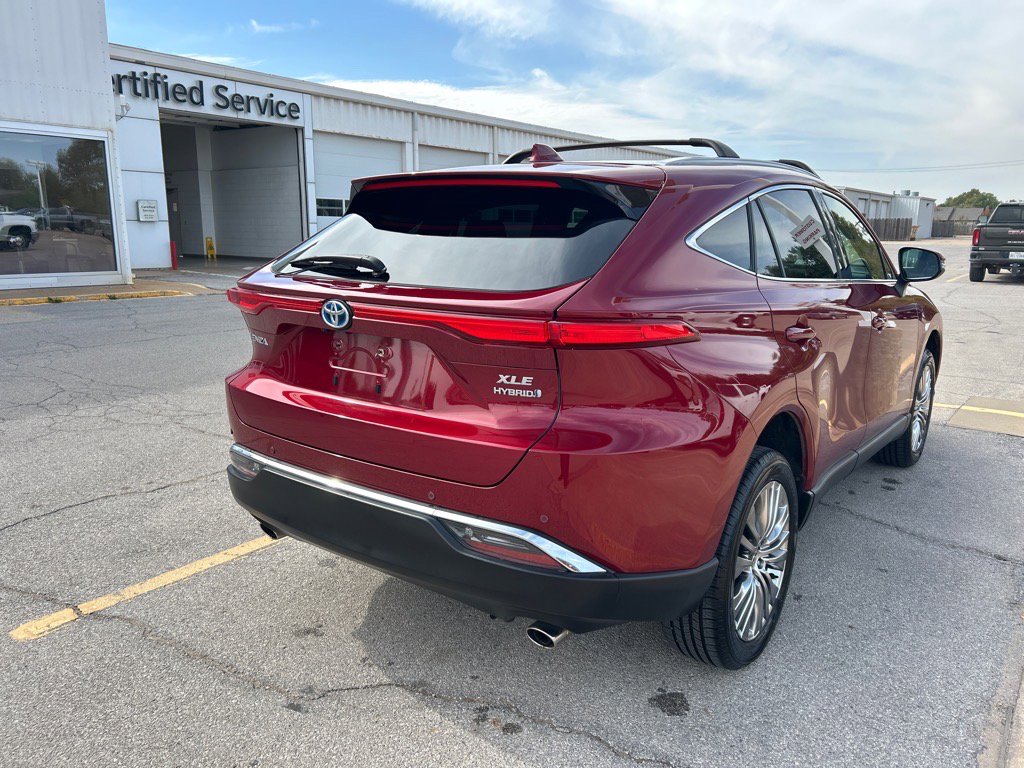 Used 2022 Toyota Venza XLE image 5