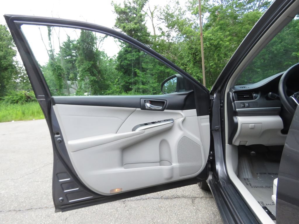 Used 2014 Toyota Camry XLE w/ Leather Package FWD image 9
