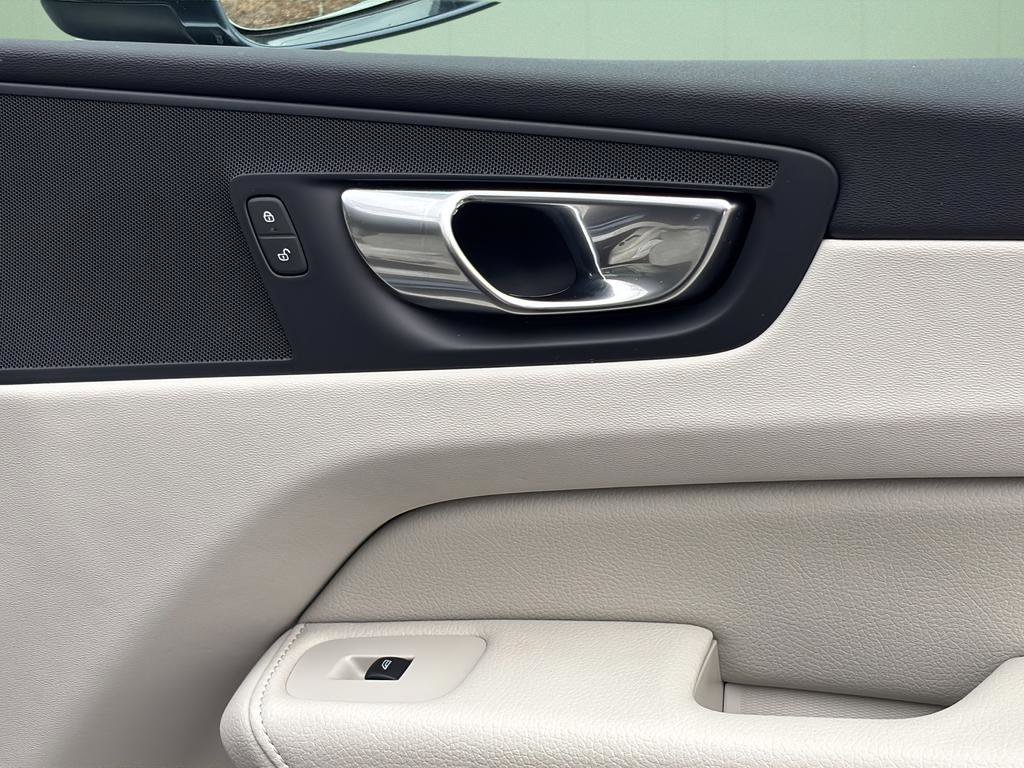 Used 2021 Volvo XC60 T5 Momentum w/ Premium Package image 39