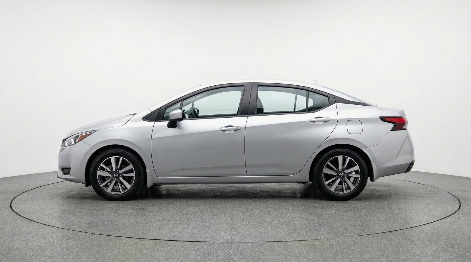 Used 2025 Nissan Versa SV image 5