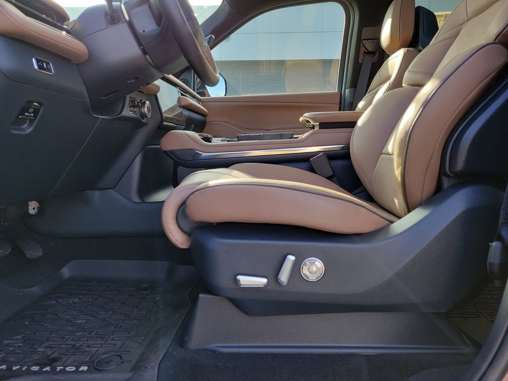 New 2025 Lincoln Navigator L Black Label image 17