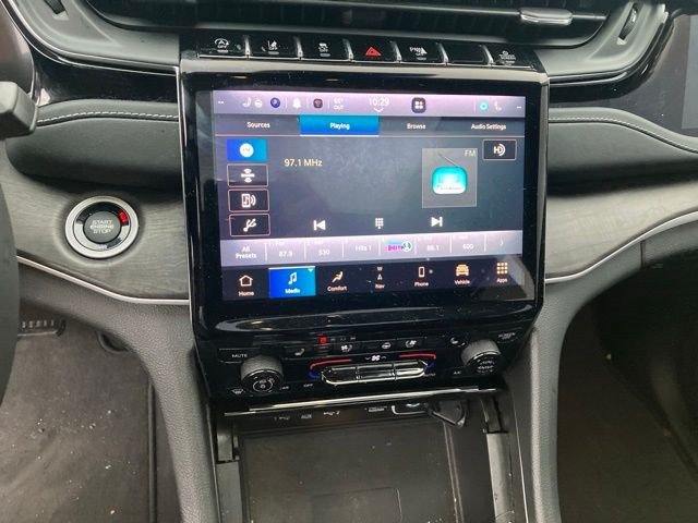 Used 2023 Jeep Grand Cherokee Limited w/ Luxury Tech Group II AWD/4WD image 12