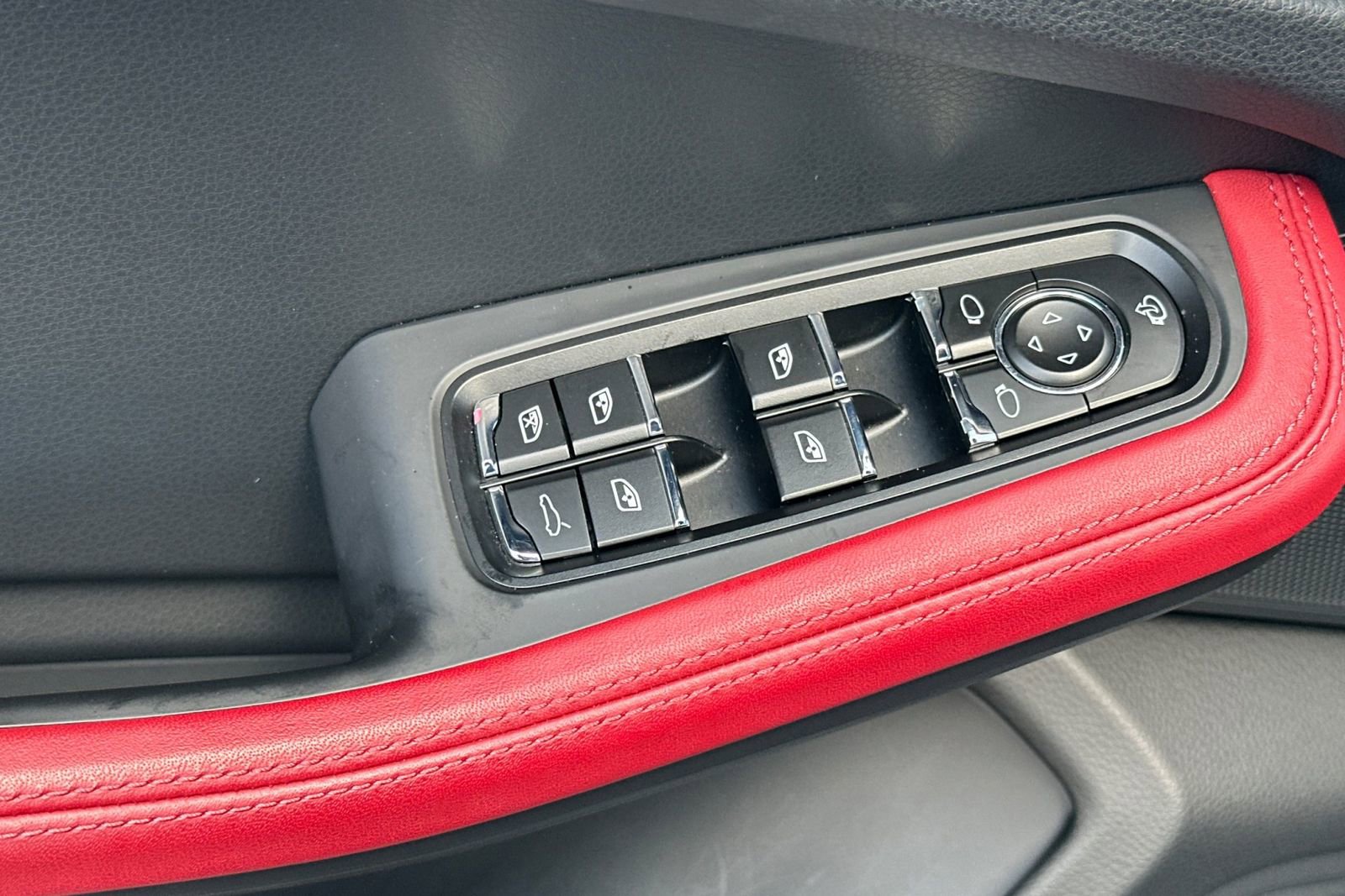 Used 2025 Porsche Macan image 13