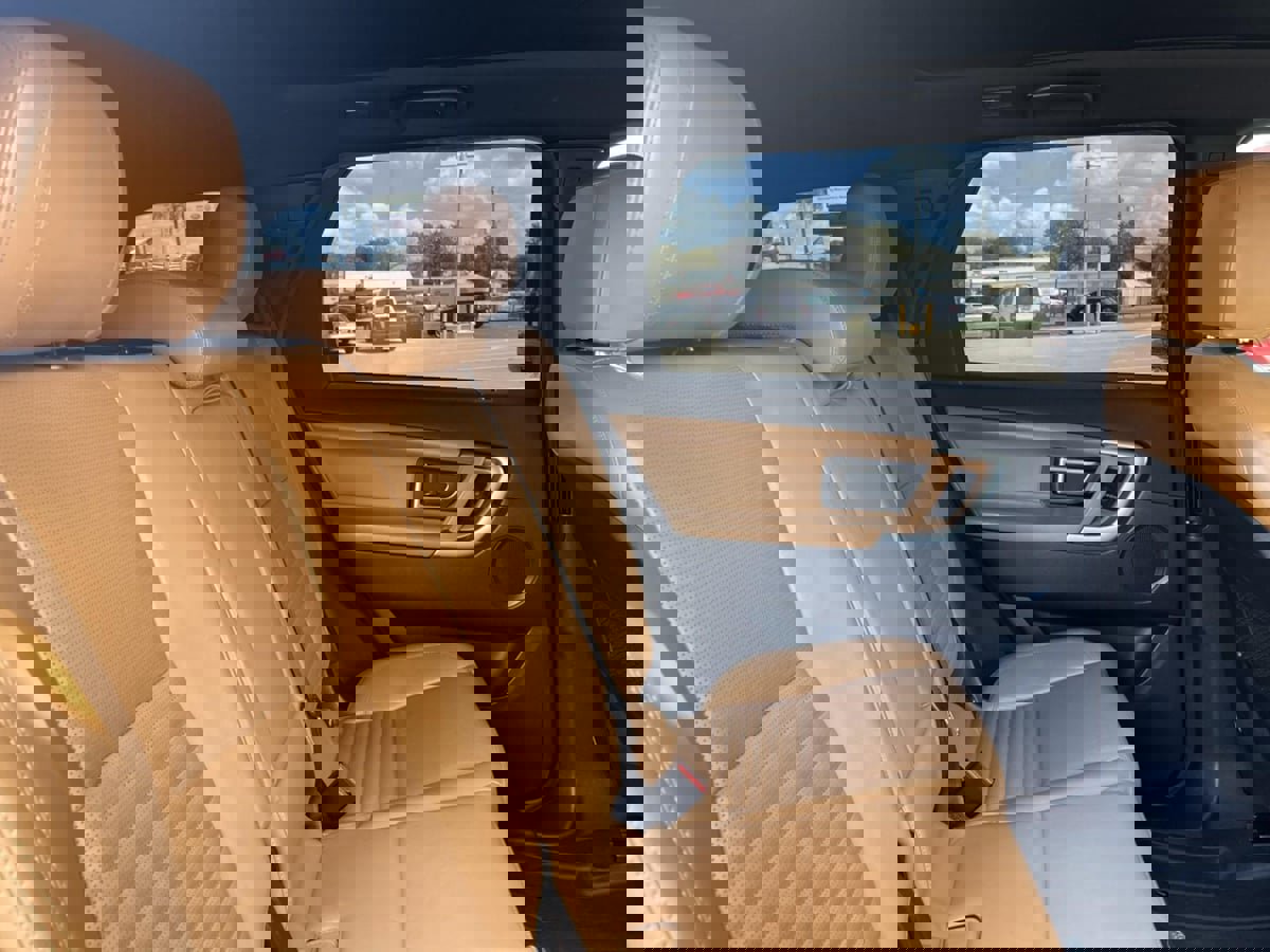 Used 2018 Land Rover Discovery Sport HSE Luxury AWD/4WD image 30