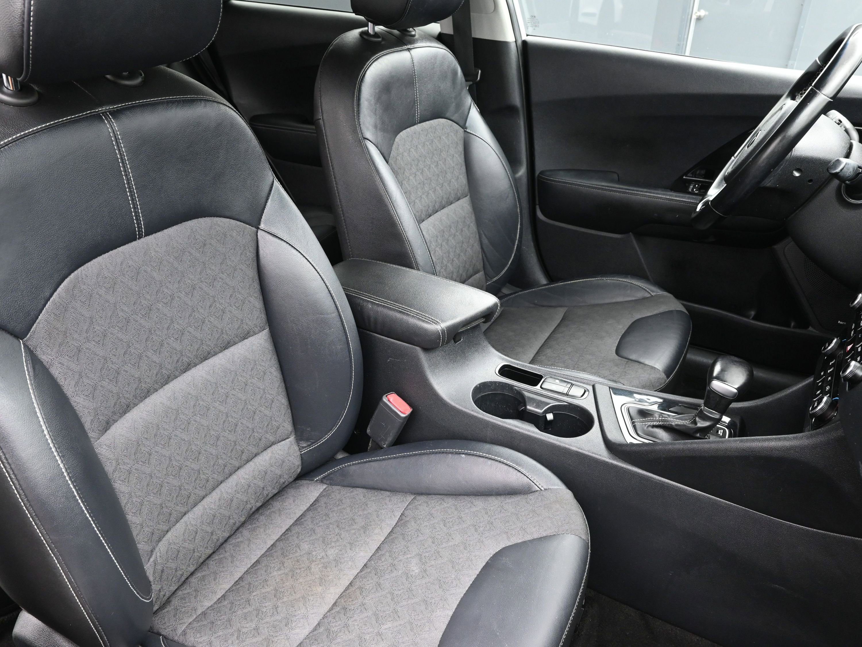 Used 2019 Kia Niro S Touring image 28