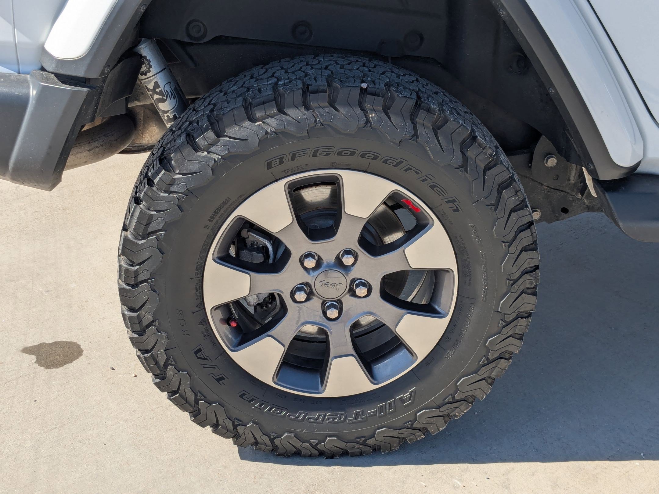 Used 2018 Jeep Wrangler Unlimited Sahara w/ Uconnect 4C Nav & Sound Group image 12