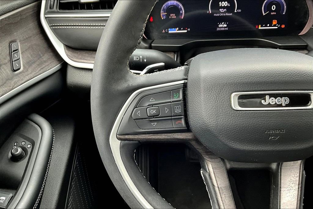 Used 2023 Jeep Grand Cherokee L Limited w/ Black Appearance Package image 11