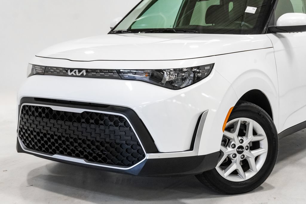 Used 2025 Kia Soul LX w/ LX Technology Package FWD image 2