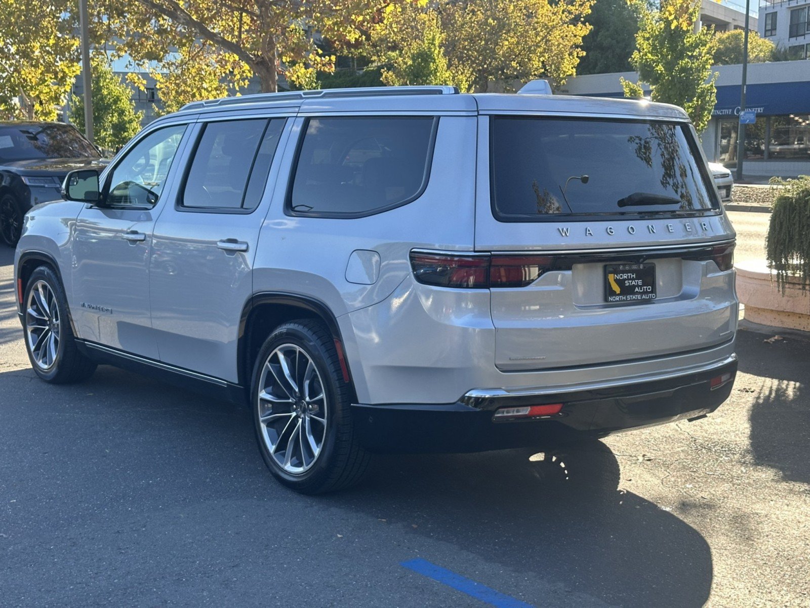 Used 2022 Jeep Wagoneer Series III w/ Premium Group I AWD/4WD image 12