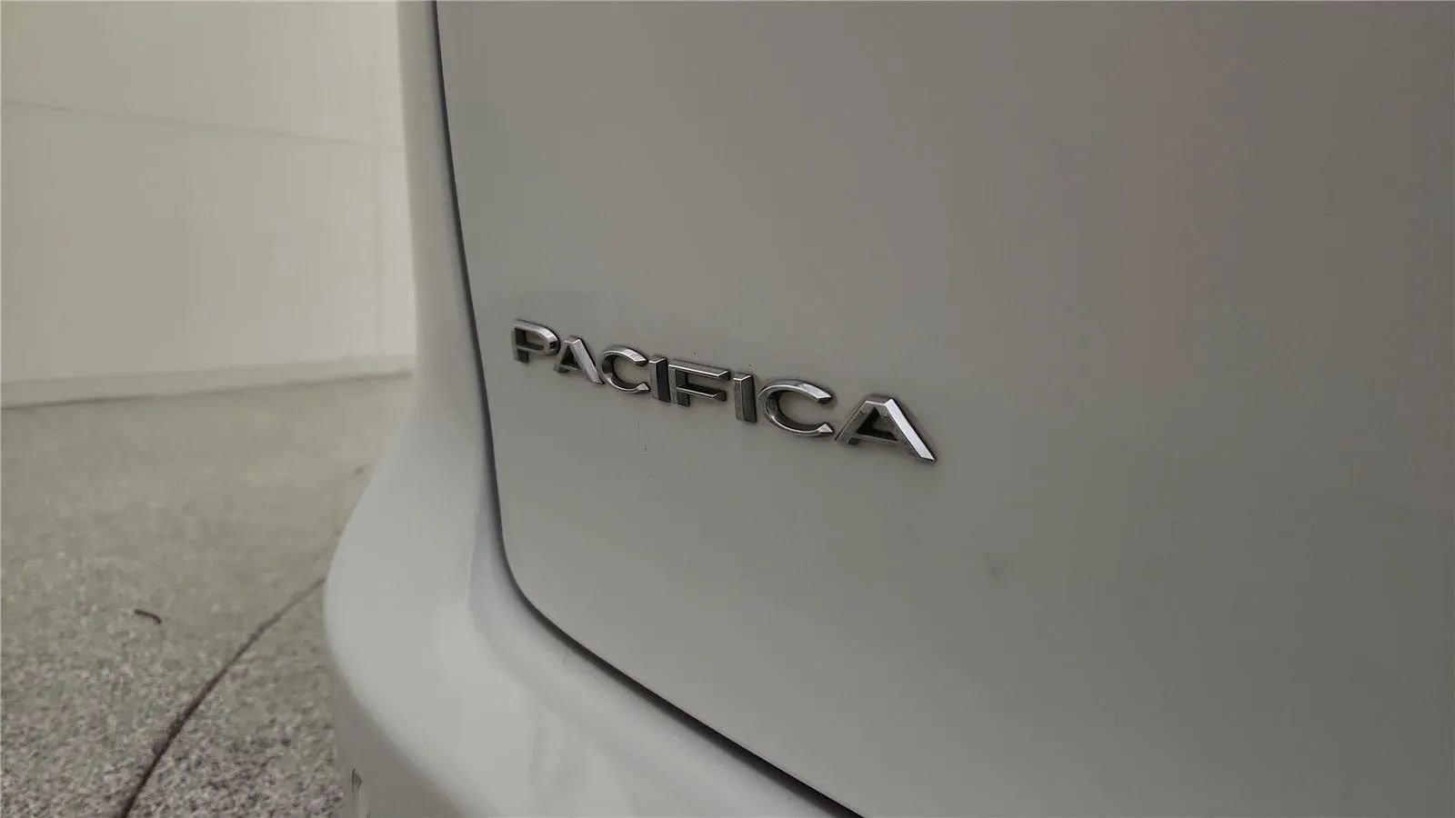 Used 2023 Chrysler Pacifica Touring-L FWD image 17