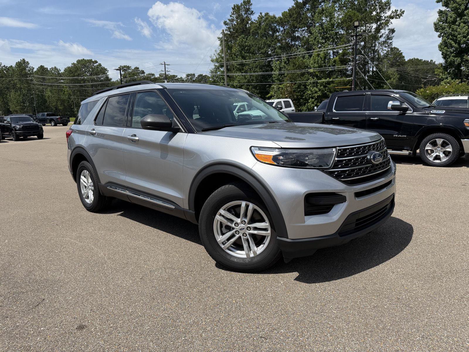 Used 2023 Ford Explorer XLT AWD/4WD image 3