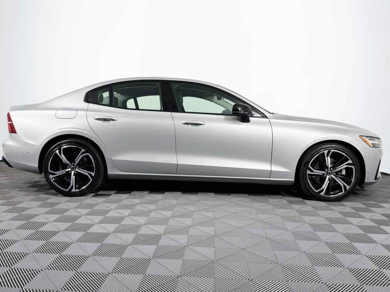 Used 2024 Volvo S60 B5 Plus FWD image 25