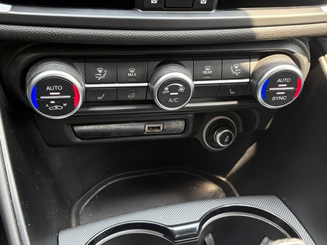 Used 2023 Alfa Romeo Giulia Veloce AWD/4WD image 30