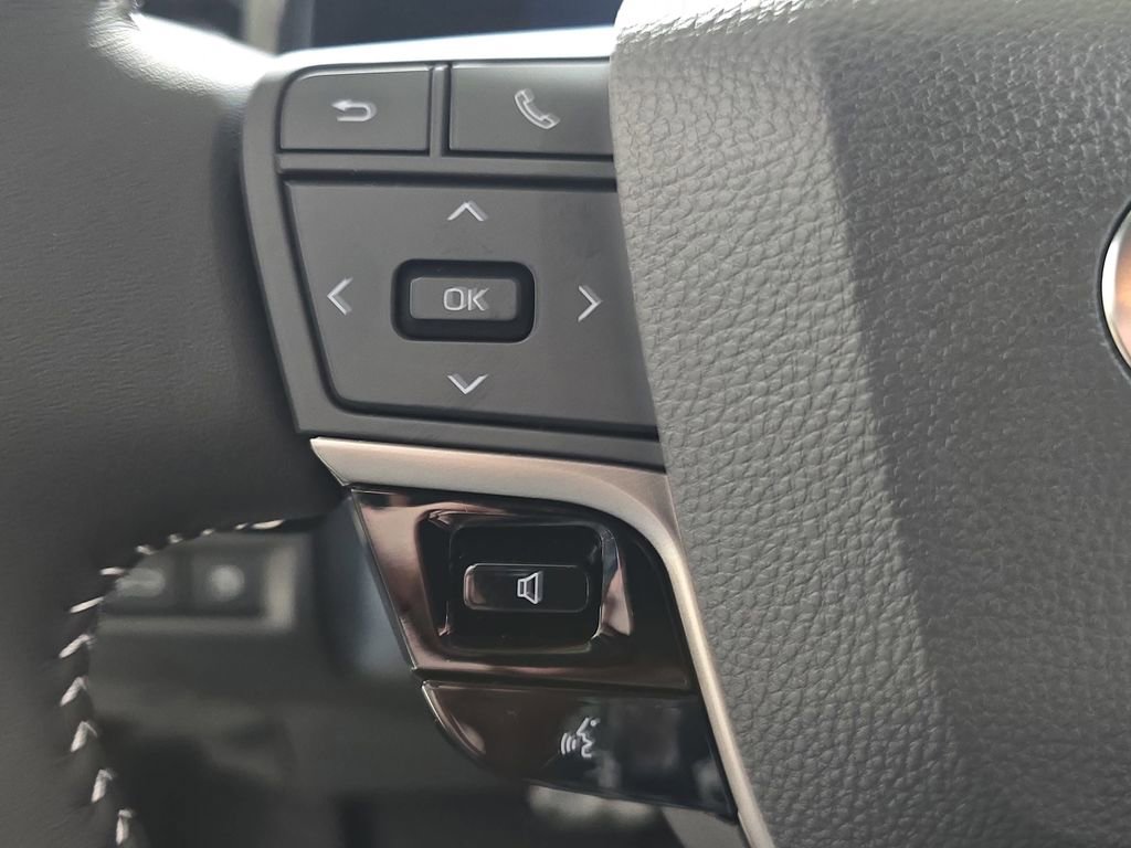 Used 2025 Toyota Camry SE image 17